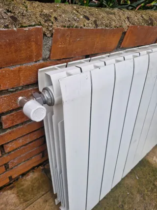 Radiador blanco de metal