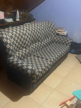 Sofá de tela azul y beige