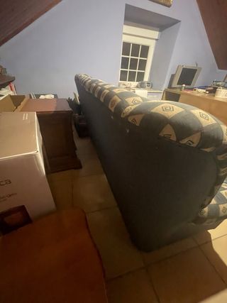 Sofá de tela azul y beige