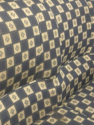 Sofá de tela azul y beige