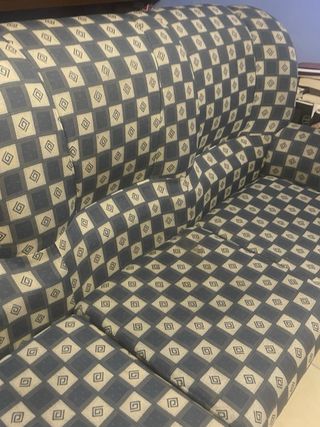 Sofá de tela azul y beige