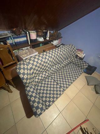 Sofá de tela azul y beige