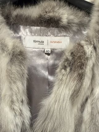 Abrigo de pelo gris y blanco