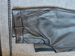 Pantalón de cuero negro