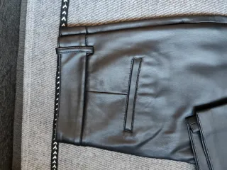 Pantalón de cuero negro