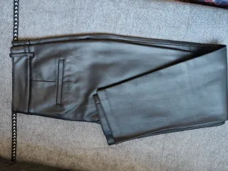 Pantalón de cuero negro