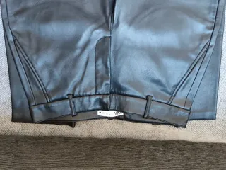 Pantalón de cuero negro