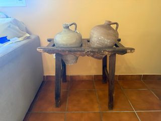 Cantaros antiguos con mueble de madera