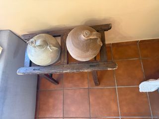 Cantaros antiguos con mueble de madera