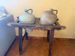 Cantaros antiguos con mueble de madera