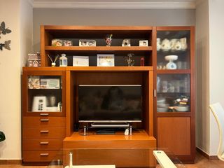 Mueble de madera de cerezo para el salón. Perfecto
