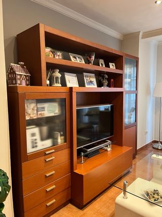 Mueble de madera de cerezo para el salón. Perfecto