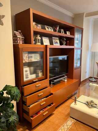 Mueble de madera de cerezo para el salón. Perfecto