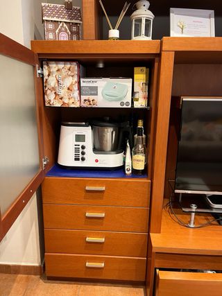 Mueble de madera de cerezo para el salón. Perfecto