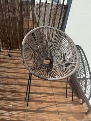 Mesa Bandeja de color negro y dos sillas a juego