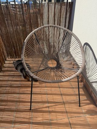 Mesa Bandeja de color negro y dos sillas a juego