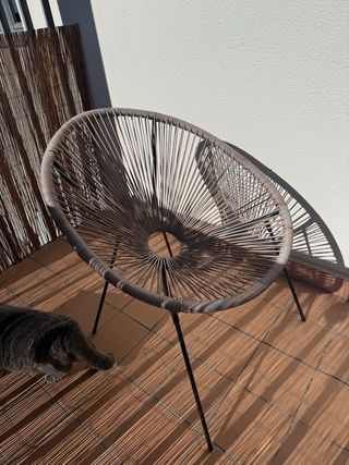 Mesa Bandeja de color negro y dos sillas a juego