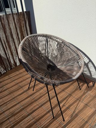 Mesa Bandeja de color negro y dos sillas a juego