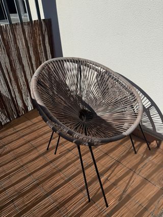 Mesa Bandeja de color negro y dos sillas a juego