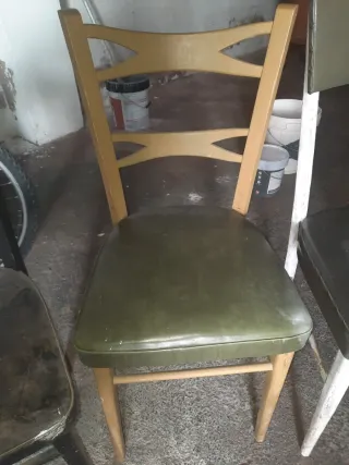 4 Sillas de madera con asiento de cuero
