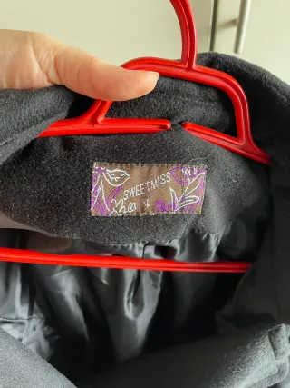 Cappotto donna nero con cintura.  Veste piccolo