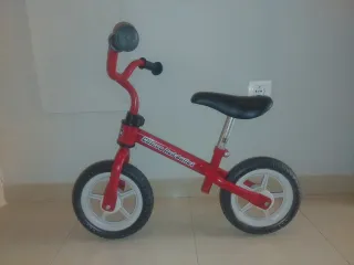 Bicicleta de equilibrio roja marca Chicco.