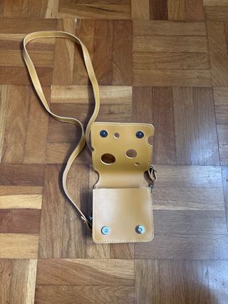 Bolso divertido con forma de queso.
