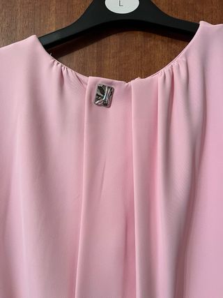Vestido midi rosa fruncido