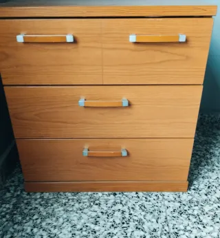 2 Mesitas de noche de madera, 35 € cada una 60€dos