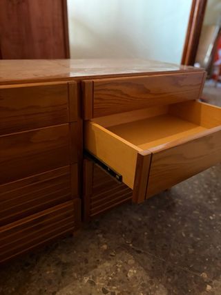 Comodín de madera con espejo.