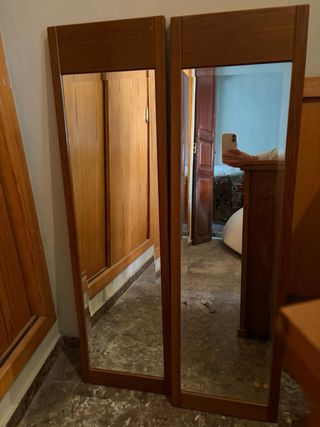 Comodín de madera con espejo.