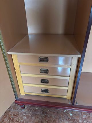 Armario de madera oscuro en buen estado.