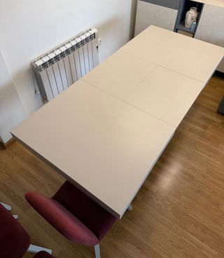 Mesa comedor extensible + 4 sillas tapizadas.