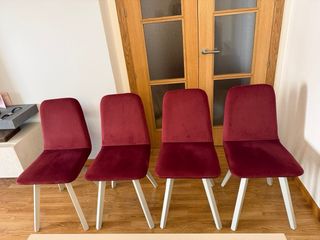 Mesa comedor extensible + 4 sillas tapizadas.