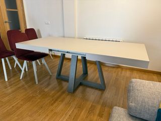 Mesa comedor extensible + 4 sillas tapizadas.