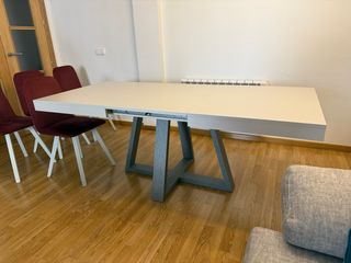 Mesa comedor extensible + 4 sillas tapizadas.