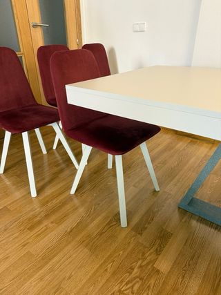 Mesa comedor extensible + 4 sillas tapizadas.