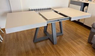 Mesa comedor extensible + 4 sillas tapizadas.