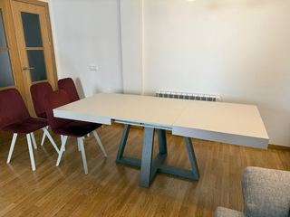 Mesa comedor extensible + 4 sillas tapizadas.