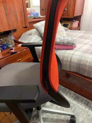 Silla de oficina gris y naranja