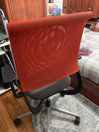 Silla de oficina gris y naranja
