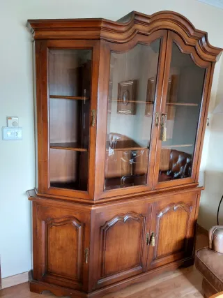 Vitrina de madera maciza con cristal