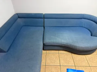 Sofá modular azul y mesa de jardín