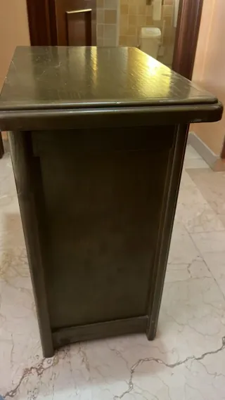 Mesita de noche de madera con cajones