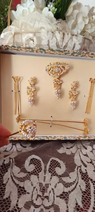 Aderezo Fallera Niña  de racimo,dorado con perlas.