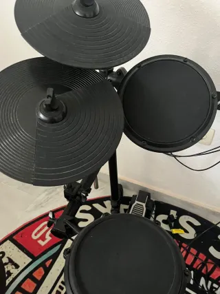 Batería Electrónica Alesis DM6 + Baquetas