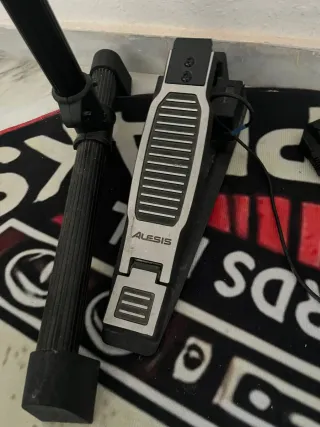 Batería Electrónica Alesis DM6 + Baquetas