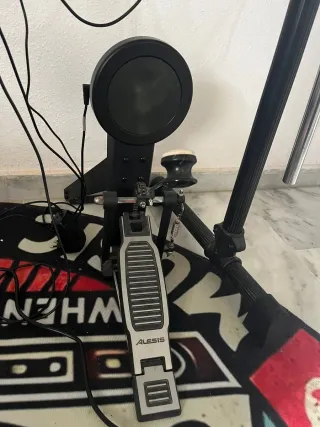 Batería Electrónica Alesis DM6 + Baquetas