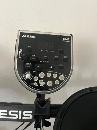 Batería Electrónica Alesis DM6 + Baquetas