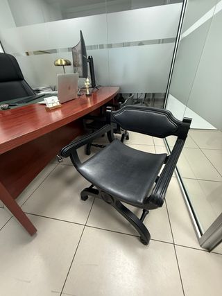 Sillas de madera estilo colonial reformada